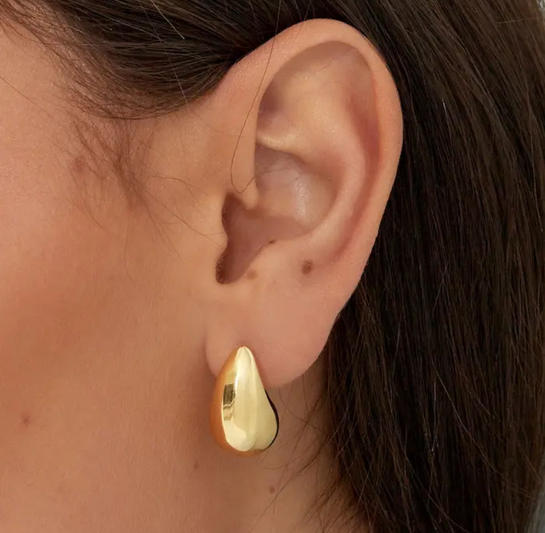 Chunky, bold and statement jewelry like necklaces, rings, earrings and bracelets in gold and silver - Lavina Jewelz