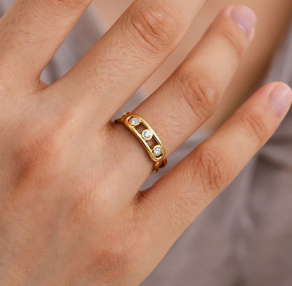 Gold fine ring with 3 round zirconia stones - Lavina Jewelz