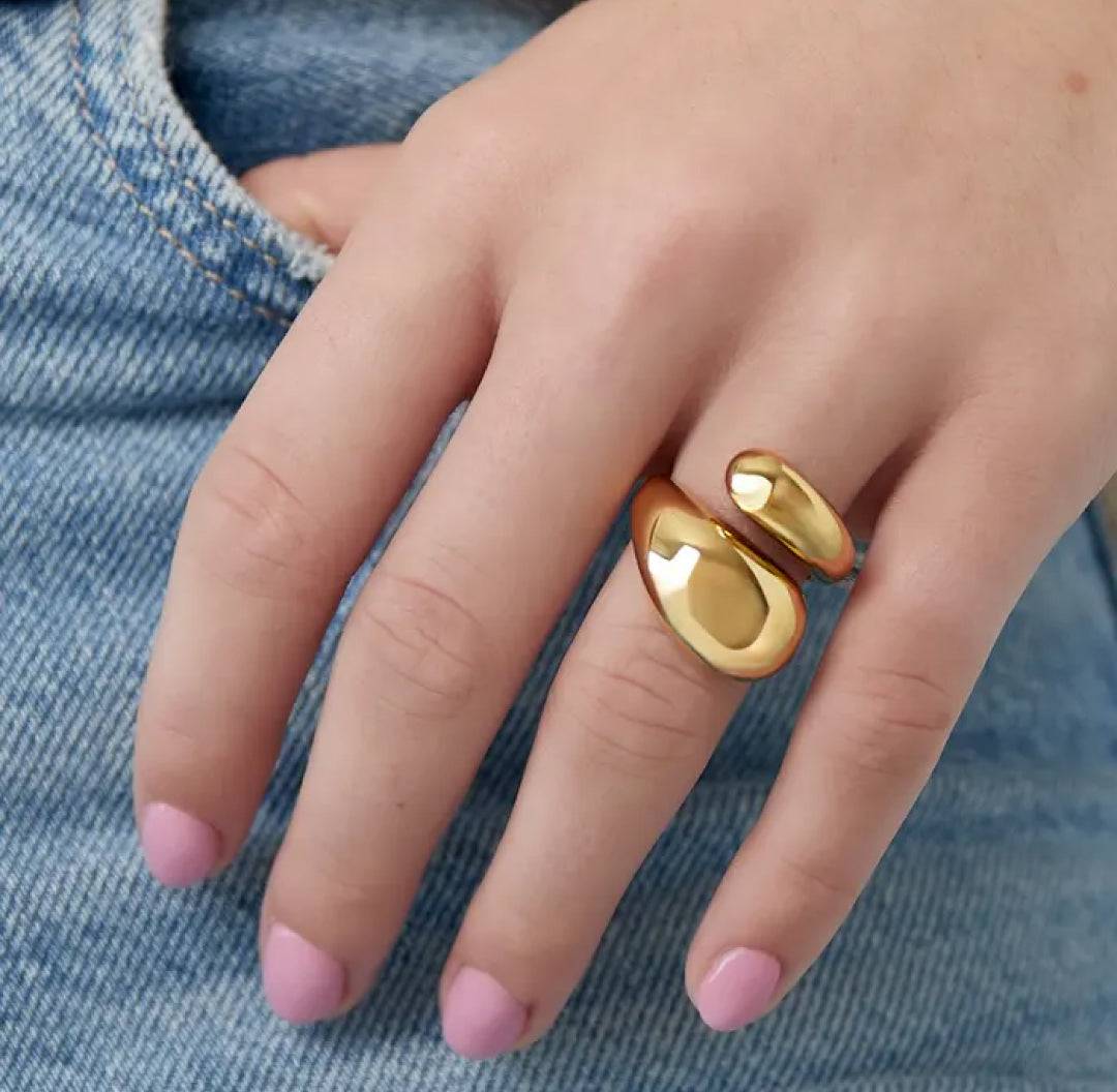 Gold medium chunky hugging ring - Lavina