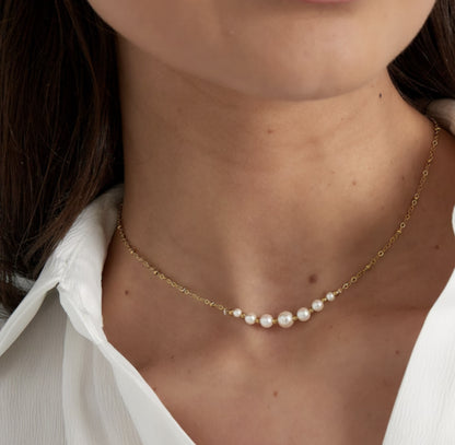 Gold pearl line necklace with 7 pearls - Lavina Jewelz